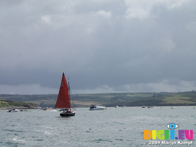 SX07488 Sailboat on River Camel